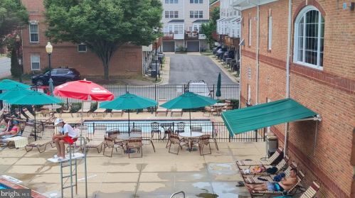 5082 Donovan Dr, Alexandria VA 22304-7755 exterior