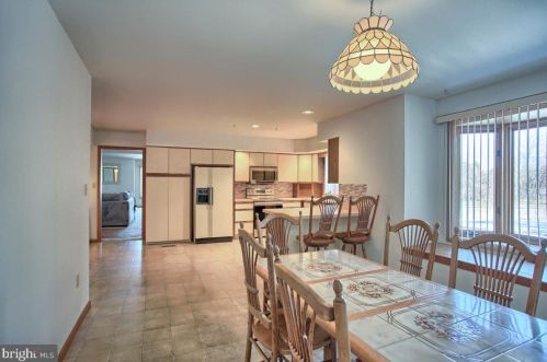 409 Dart Dr, Hanover PA 17331-1327 exterior