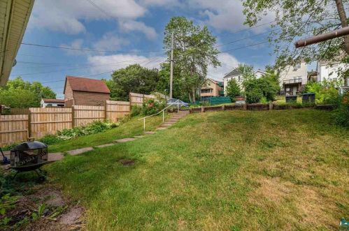 2207 3 St, Duluth MN 55805-1856 exterior