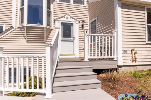 15 Ayers Ln, Dover NH 03820-4643 exterior