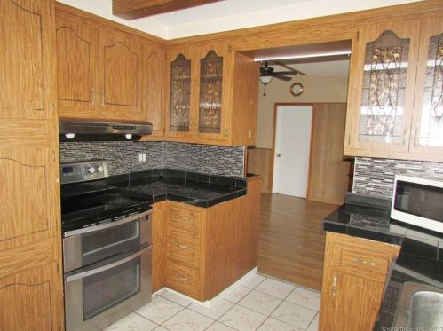 36 Belmont Ave, Windsor CT  06095-3335 exterior