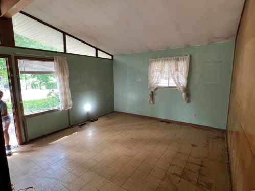 10046 Count Dr, Saint Louis, MO 63136-5512