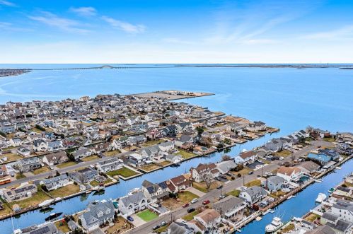 95 Midway St, Babylon NY  11702-4311 exterior