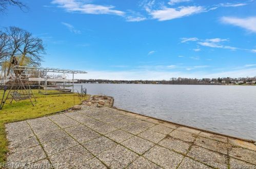 692 Appalachi St, Walled Lake MI  48390-1005 exterior