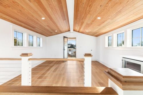 166 Ruggles Ave, Middletown RI 02840-4351 exterior