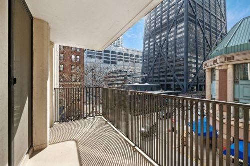 200 Delaware Pl, Chicago IL  60611-1798 exterior