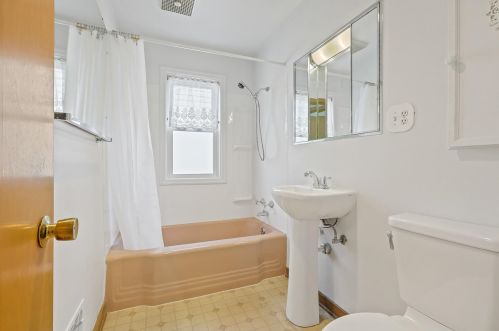 1015 Dewey St, Manitowoc WI 54220-6541 exterior