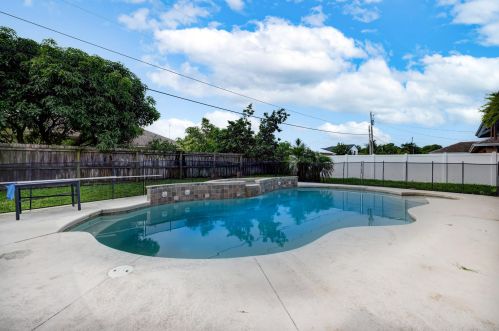 912 Paar Dr, Fort Pierce FL 34953-5623 exterior