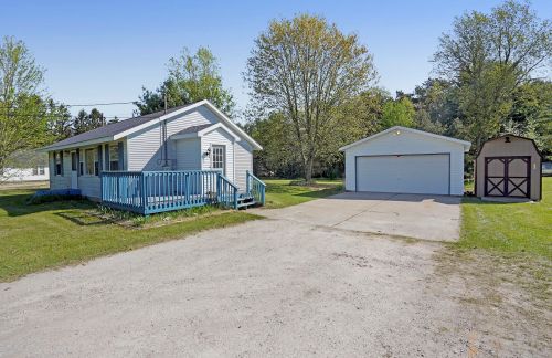 4090 Whitehall Rd, Meskegon, MI 49445-9338