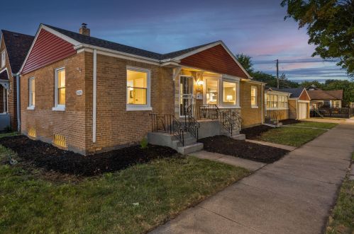 8059 Mozart St, Chicago, IL 60652-2728