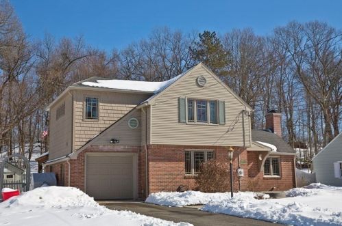 111 Laurel Rd, West Springfield MA 01089-3004 exterior