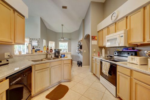 174 Dalton Cir, Fort Pierce FL 34953-5847 exterior