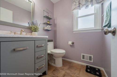 22 Plafsky Dr, Edison NJ 08817-2239 exterior