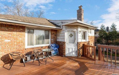 1045 Lawrence Ct, Valley Stream NY 11581-2709 exterior