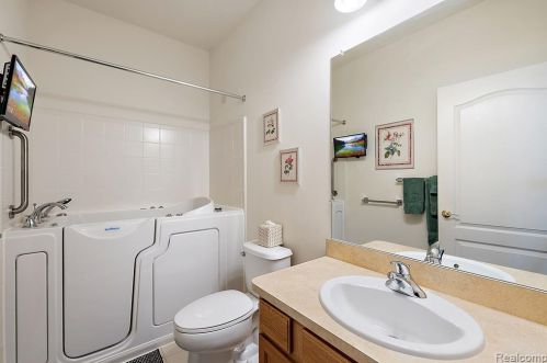 1342 Alameda Blvd, Troy MI 48085-6739 exterior