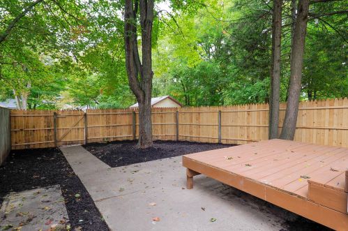 1820 Oakland Dr, Kalamazoo MI 49008-1805 exterior