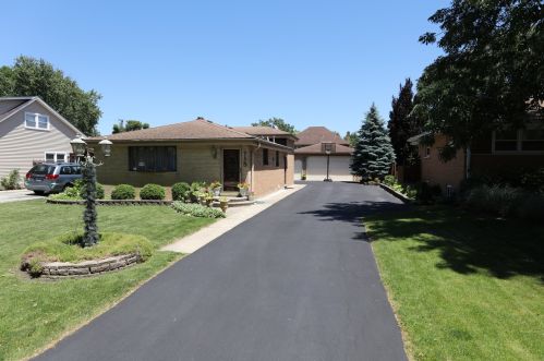 715 Howard Ave, Elmhurst, IL 60126-1725