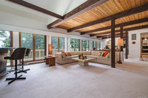 22 Carolyn Pl, Armonk NY 10504-1101 exterior