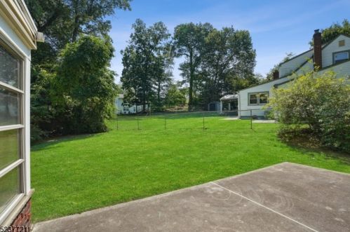 72 Fellswood Dr, Livingston NJ 07039-2238 exterior