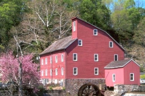 35 Main St, Clinton NJ 08809-1250 exterior