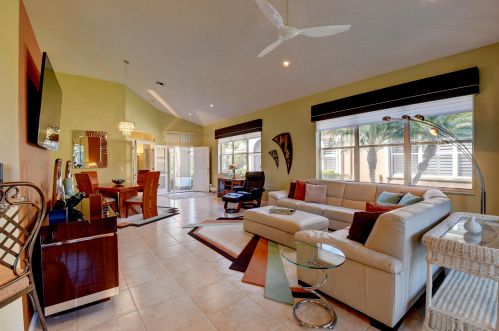 6871 Cairnwell Dr, Boynton Beach FL 33472-2960 exterior