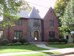 8 Bruce Ln, Newton, MA 02458-2615