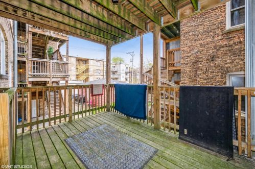 2654 Lunt Ave, Chicago IL 60645-3217 exterior