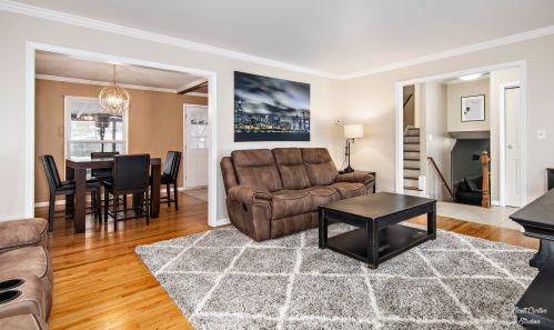 6907 Hillcrest Dr, Bull Valley, IL 60012-3217