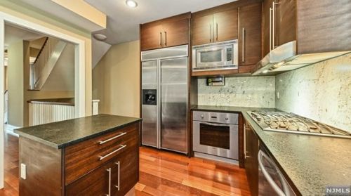 2 Vela Way, Edgewater NJ 07020-1564 exterior