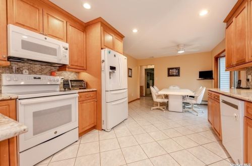 22 Long Acre Ln, Huntington Station NY 11746-7926 exterior