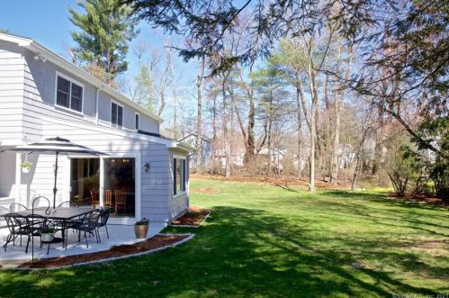 8 Cloverly Cir, Norwalk CT 06855-2130 exterior