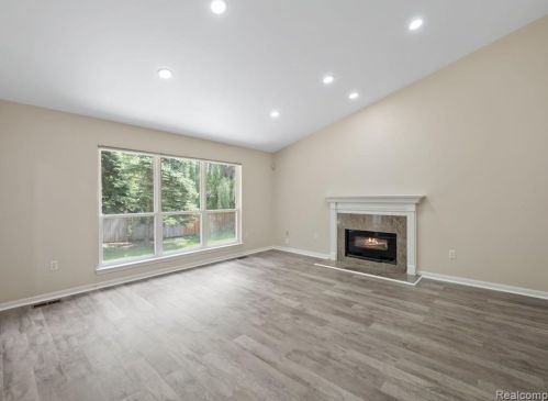 120 Cherry Grove Ln, Walled Lake, MI 48390-3972