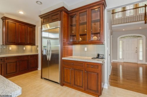 10 Baxter Ln, Town Center NJ 07052-1429 exterior