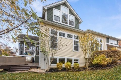 1703 Crimson Dr, Valpo, IN 46383-1122