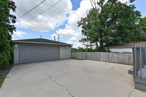 2965 99, Milwaukee WI 53227-3674 exterior