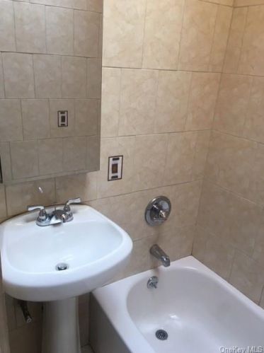 1047 212th St, Bronx NY  10469-1320 exterior