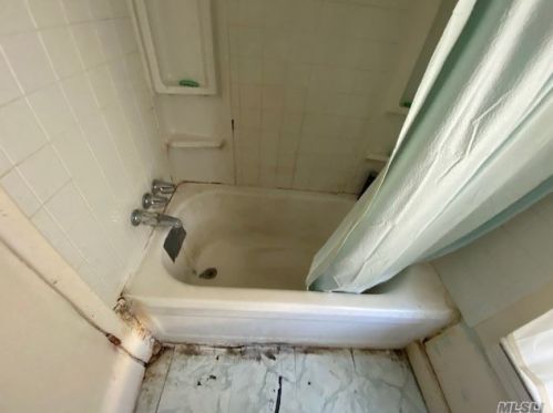 19 9 Ave, Huntington Station NY 11746-2219 exterior