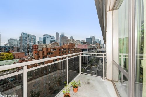 1 8th St, Chicago IL  60605-2118 exterior