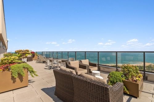 1660 La Salle Dr, Chicago IL 60614-6000 exterior