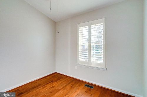 6026 Lands End Ln, Alexandria VA 22315-2669 exterior