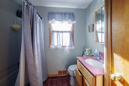 33 Cobb Ave, Chicopee MA 01013-3622 exterior