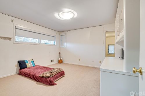 4 Fairhill Rd, Edison NJ 08817-2962 exterior