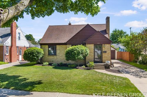 1114 Northlawn St, Grand Rapids MI 49505-3724 exterior