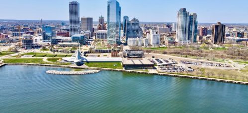 929 Astor St, Milwaukee WI  53202-3420 exterior