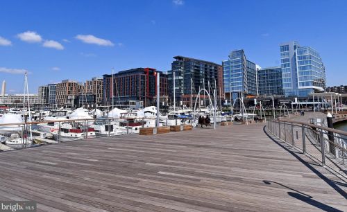 700 7th St, Washington DC  20001-3716 exterior