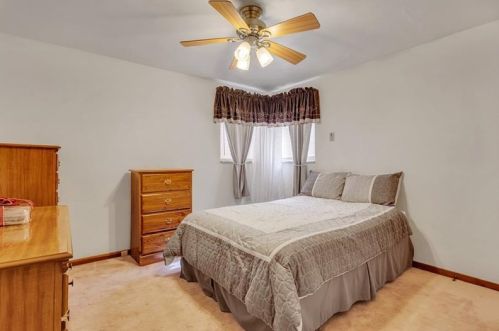 1052 Universal Rd, Pittsburgh PA 15235-3859 exterior