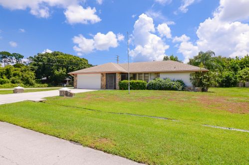 805 Preston Ln, Fort Pierce, FL 34983-2661