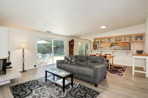 558 Villanova Dr, Davis, CA 95616-1860