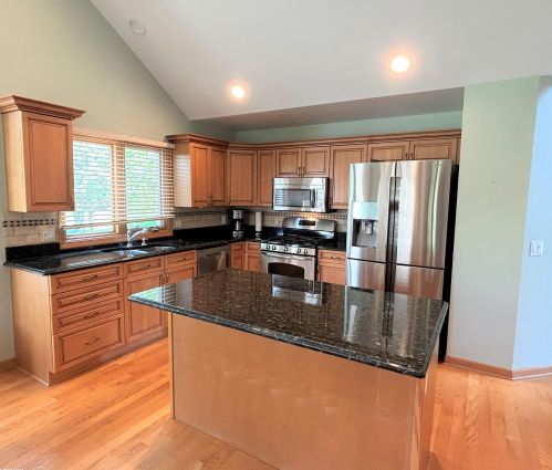 18255 Cracklewood Dr, Macomb Township, MI 48042-6116