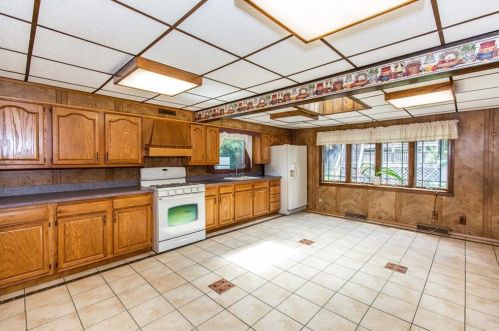 702 Knollwood Dr, Woonsocket RI 02895-2632 exterior